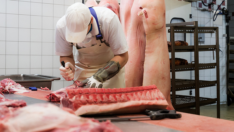 besticht, Zartheit, leicht, süßlich, harmoniert, nussig, Note, traditionell, Trockenreifung, namensgebend, T-Knochen, verbindet, Filet, Dry Aged Porterhouse Steak, Porterhouse Steak, Saftigkeit, großzügig, getrennt, markant, Rinderbeinscheibe, Beinscheibe, Unterschenkels, Unrecht, verkannt, modern, Rindfleischsalat, Beinscheibe, überraschen, Muskeln, markreichen, kräftig, Suppe, Rinderbrust ohne Knochen, Rinderbrust, mäßig, langfaserig, Teilstück, Vorderviertel, unterhalb, Querrippe, quer, Rippen, abgesägt, Kochfleisch, Brühen, Eintopf, Beef Brisket, amerikanisch, Zuschnitt, Rinderbürgermeisterstück, Name, Bürgermeisterstück, Gemeinschaft, Bürgermeister, reserviert, Jungbullen, Muskelfleisch, besonders, Eigengeschmack, Hervorragend, Schmoren, Rinderfilet, zarteste, Filet, feinfaserig, Muskel, Lebzeiten, beansprucht, Konsistenz, Verhältnis, Cuts, Gunst, Fleischliebhaber, Beliebtheitsskala, Strohbulle, Vogl-Hof, Rindergulasch geschnitten, Rinderhüft-Steaks, Rinderhüfte, Hüfte, Rinderlende, Roastbeef am Stück