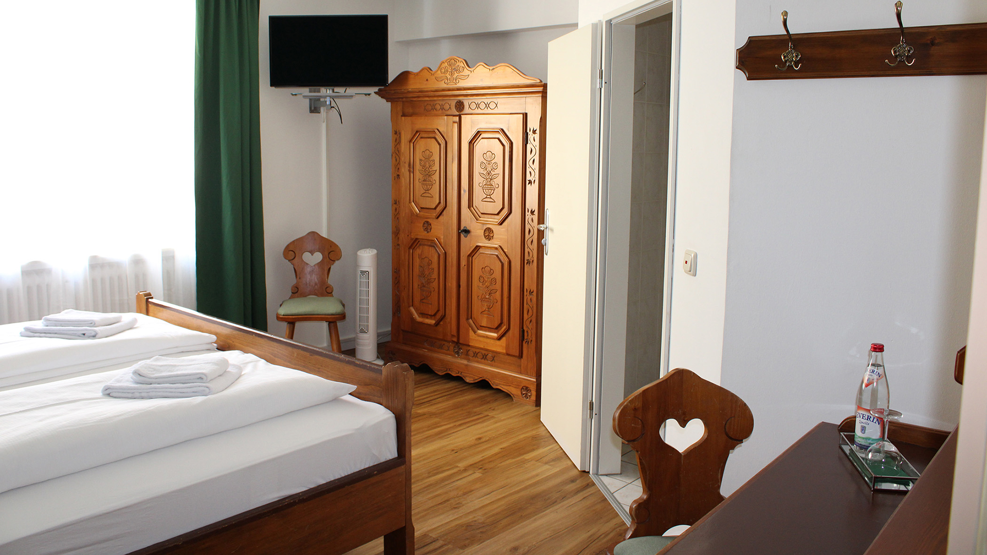 Kulinarisch, Genuss, viele, Ausflugsziele, Vilshofen, Vilshofen an der Donau, Gastronomie, Gasthaus, Gaststätte, Gasthof, Wirtshaus, Lokal, Essen, Trinken, Eis, Restaurant, Küche, Biergarten, Pension, Zimmer, Fremdenzimmer, Gästezimmer, Übernachten, Schlafen, Unterkunft, Radfahrer, Donauradweg, Bike, eBike, E-Bike, Familie, Begrüßung, Herzlich, Traditionsgasthof, Stadtplatz, servieren, Brauerei, Bräustüberl, traditionell, Bayerische Küche, Gäste, frühstücken, Frühstück, Festsaal, Hochzeiten, Geburtstage, Versammlungen, passenden, Rahmen, gemütlich, Biergartenterrasse, Terrasse, besten, Blick, bunte, Treiben, typisch, bayerische, Schmankerl, freundlich, Lächeln, natürlich, frisch, gezapft, Wolferstetter, Zimmer, Urig, renoviert, Gastzimmer, kombinieren, rustikal, Ambiente, modern, Komfort, schlafen, einfach, gut, Morgen, Akku, laden, Frühstücksbuffet, kosten, Fahrrad, Fahradgarage, Bikegarage, Radlkeller, Fahrradstellplatz, Werkstatt, Fahrradwerkstatt, Radlreparatur, Radreparatur, Werkstatt, Vorgeschmack, Übernachtungsgäste, täglich