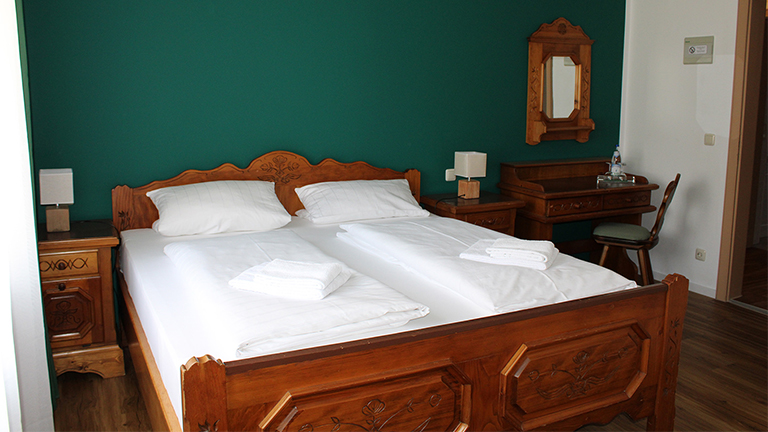 Bräustüberl, traditionell, Bayerische Küche, Gäste, frühstücken, Frühstück, Festsaal, Hochzeiten, Geburtstage, Versammlungen, passenden, Rahmen, gemütlich, Biergartenterrasse, Terrasse, besten, Blick, bunte, Treiben, typisch, bayerische, Schmankerl, freundlich, Lächeln, natürlich, frisch, gezapft, Wolferstetter, Zimmer, Urig, renoviert, Gastzimmer, kombinieren, rustikal, Ambiente, modern, Komfort, schlafen, einfach, gut, Morgen, Akku, laden, Frühstücksbuffet, kosten, Fahrrad, Fahradgarage, Bikegarage, Radlkeller, Fahrradstellplatz, Werkstatt, Fahrradwerkstatt, Radlreparatur, Radreparatur, Werkstatt, Vorgeschmack, Übernachtungsgäste, täglich, Vorspeise, Bayerisches Gedeck, Obazda, Griebenschmalz, gekräuterter Hüttenkäse, Gebäck, Hauptgericht, Krustenbraten vom Strohschwein an Knödelduett und Speckkrautsalat in herzhafter Kümmel-Dunkelbier-Jus, Brotzeit, Imbiss, Brotzeitbrettl mit regionalen Wurstspezialitäten, kaltem Braten, Bergkäse und eingelegten gegrillten Gemüse, Dessert, Karamellisierte Apfelkücherl mit Beerenragout