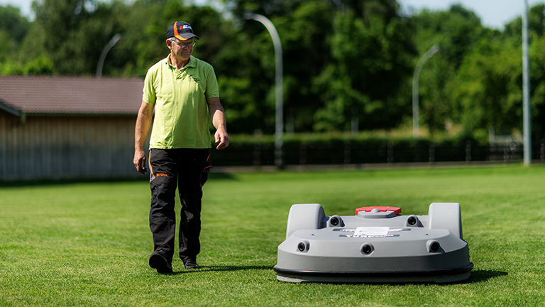 Heckenpflege, ausgezeichnet, waagerecht, senkrecht, dicht, Beschnitt, Hecken-Rückschnitt, Winterzeit, Vögel, nisten, Formschnitt, Pflegeschnitt, Bedacht, Blattwerk, Nistplatz, Grünpflege, Teleskopstiel, schwenkbar, Messerbalken, Winkel, doppelseitig, geschliffen, Messer, einstellen, Kauf, Bedarf, Trimmen, dichtgewachsen, Motoreinheit, Getriebeeinheit, Geräuschpegel, Wohnanlage, Krankenhaus, Spielplatz, profitieren, betanken, Anschaffung, Fangblech, Führungsschutz, iMOW®, Herzstück, Gartenhelfer, selbstständig, bewältigen, umweltschonend, nachhaltig, Nachbarn, Gartenanlage, Ladevorgang, Dockingstation, Mäheinsatz, Expressladung, Kraftpaket, Rasenmähroboter, Mulchmäher, Grasfangkorb, zerkleinert, düngt, Nährstoffe, Schnittgut, Kontrolle, abnehmbar, Steuerkonsole, Liegestuhl, Mähzeit, Leistungsdaten, Mähpläne, Wetterbericht, Regensensor, Niederschlagmenge, Mähbetrieb, Google Play Store, Android, Applestore, iOS, Wind, Bedienung, Sensoren, robust, Abdeckhaube, Schlechtwetterfront, Diebstahlschutz, PIN-Code, Verlustfall