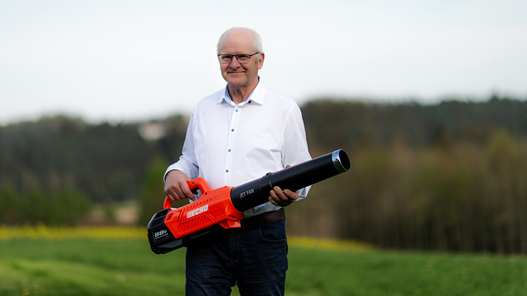 Hobbygärtner, Schnitt, Schnittlänge, Helfer, Verlass, überzeugen, Heckenpflege, ausgezeichnet, waagerecht, senkrecht, dicht, Beschnitt, Hecken-Rückschnitt, Winterzeit, Vögel, nisten, Formschnitt, Pflegeschnitt, Bedacht, Blattwerk, Nistplatz, Grünpflege, Teleskopstiel, schwenkbar, Messerbalken, Winkel, doppelseitig, geschliffen, Messer, einstellen, Kauf, Bedarf, Trimmen, dichtgewachsen, Motoreinheit, Getriebeeinheit, Geräuschpegel, Wohnanlage, Krankenhaus, Spielplatz, profitieren, betanken, Anschaffung, Fangblech, Führungsschutz, iMOW®, Herzstück, Gartenhelfer, selbstständig, bewältigen, umweltschonend, nachhaltig, Nachbarn, Gartenanlage, Ladevorgang, Dockingstation, Mäheinsatz, Expressladung, Kraftpaket, Rasenmähroboter, Mulchmäher, Grasfangkorb, zerkleinert, düngt, Nährstoffe, Schnittgut, Kontrolle, abnehmbar, Steuerkonsole, Liegestuhl, Mähzeit, Leistungsdaten, Mähpläne, Wetterbericht, Regensensor, Niederschlagmenge, Mähbetrieb, Google Play Store, Android, Applestore, iOS, Wind, Bedienung, Sensoren, robust, Abdeckhaube