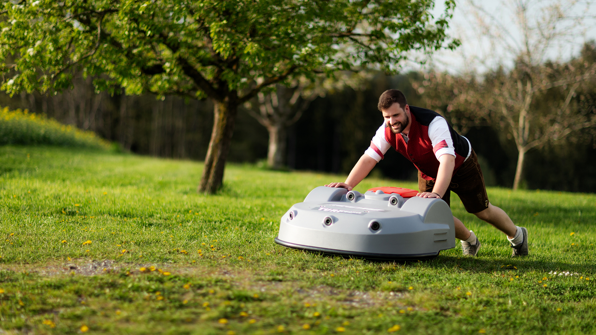 Echo Robotics, Rasenqualität, international, Niveau, Mähroboter, 12.000 qm, 75.000 qm, Flächenleistung, Systematisch, Arbeiten, linear, Bahnen, steigert, ECHO Robotics Mähroboter, wahlweise, klassisch, Zufallsnavigation, Navigation, Musternavigation, ideal, Sportplatz, Fairway, Driving Range, geeignet, große, intensiv, gepflegt, Grünfläche, Parkanlage, Firmengelände, Hundeplatz, Modellflugplatz, Segelflugplatze, Flächenleistung, 75.000 qm, automatisiert, Mähen, Einsparung, mindestens, 50 Prozent, konventionell, Mähtechnik, Weniger, übernehmen, Zukunft, Rasen, sieht, sehen, unabhängig, Wetter, Spiel, Training, frisch, gemäht, mehr, Zeit, Aufgaben, widmen, Umweltfreundlich, 90% weniger CO2 Ausstoß, Standardfußballfeld, deutlich, weniger, Energieverbrauch, Keine, unbeabsichtigt, Erdbodenverschmutzung, Kraftstoffverschüttung, Ölleckagen, Mitarbeiter, Anwohner, direkt, laut, Geräusch, Vibration, Abgase, ausgesetzt, Perfekt, Rasenschnitt, Messer, scharf, Skalpell, pulverisieren, Gras, sehr, feine, Partikel, Stickstoffdünger, verbleiben