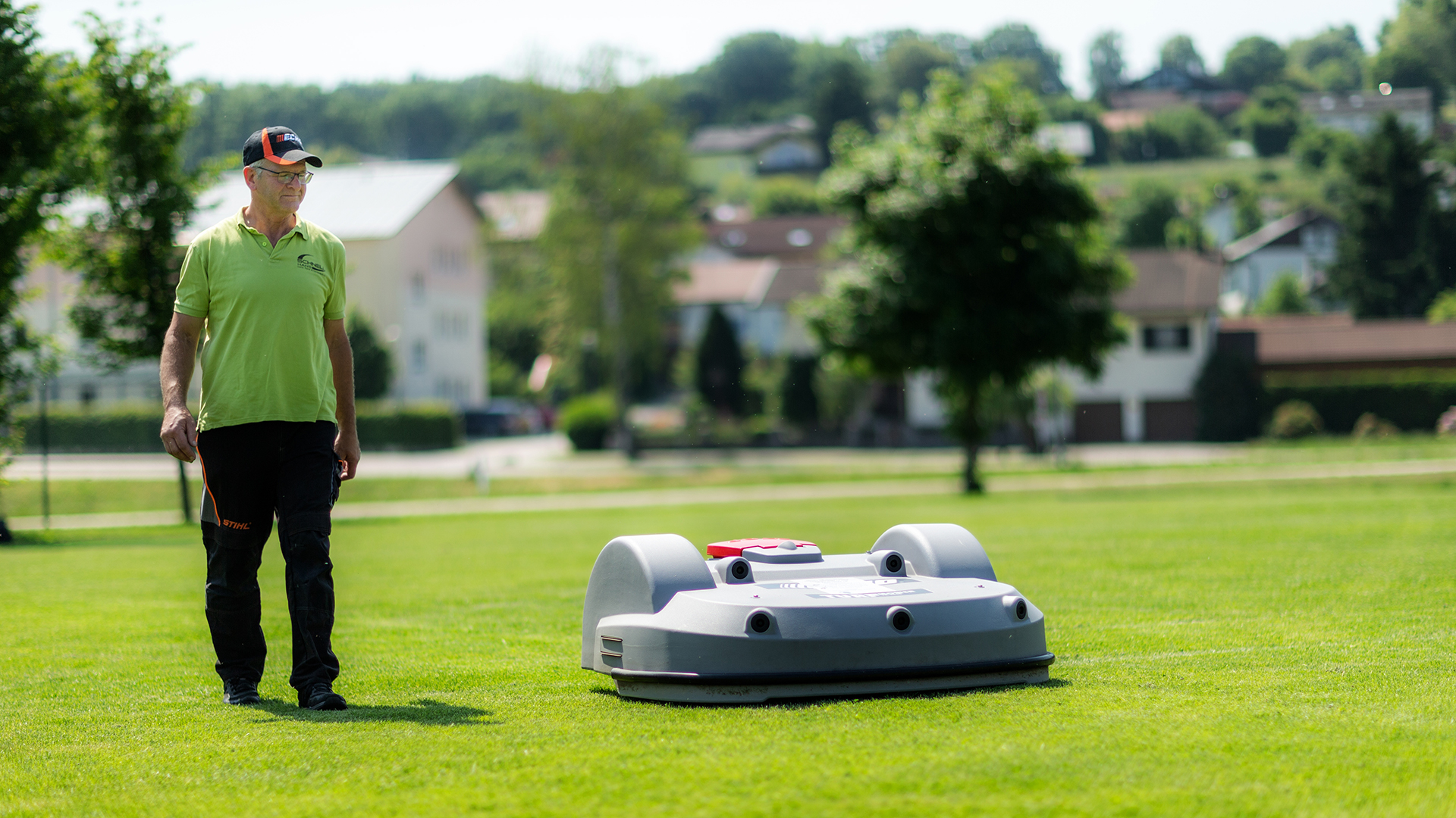 Installation, Begrenzungsdraht, einfach, Golfballsammler, vollautomatisiert, Driving Range, 30.000 qm, parallel, 19.500, Golfball, täglich, konstant, Golfballrückführung, verhindert, Vergraben, Integrationsmöglichkeit, Systemlösung, 4G RTK-GPS, Roboterflotte, Alternative, WLAN, herkömmlich, WLAN RTK-Basis, Reichweite, 200 m, 4G, 15 km, Entfernung, ECHO Robotics, Kurs, Kostenlos, Angebot, deutschlandweit, Partnernetzwerk, Referenz, Vorführung, Tragbar, Kleingeräte, zuverlässig, Betrieb, Softwareupdate, Installationsstandard, WISENAV, Produkt, Einsatzgebiet, Sportplatz, Golfplatz, Fairway, Semi-Roughs, Freizeitanlage, Groß, Garten, Parkanlage, Airport, Service, Modellflugplatz, Kleinflugplatz, Infrastrukturfläche, Industriefläche, Plattform, Neuerung, Handbuch, Ersatzteilliste, Greenkeeper Verband Deutschland e.V., Versicherung, Beratung, Fördermittel, Sportplatzpflege, Konzept, International, Webportal, Serviceanfrage, Fachhändler, Akku, Akku-Technologie, Zubehör, Sägen, Schneiden, Kettensäge, Motorsäge, Hochentaster, Heckenschere