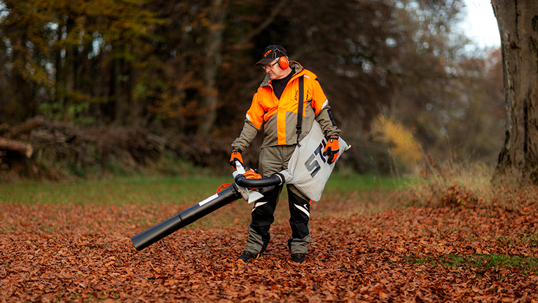 Greenkeeper Verband Deutschland e.V., Versicherung, Beratung, Fördermittel, Sportplatzpflege, Konzept, International, Webportal, Serviceanfrage, Fachhändler, Akku, Akku-Technologie, Zubehör, Sägen, Schneiden, Kettensäge, Motorsäge, Hochentaster, Heckenschere, Heckenschneider, Kombisystem, Multisystem, Gehölzschneider, Gartenschere, Astschere, Astsäge, Axt, Beil, Hammer, Forstwerkzeug, Trennschleifer, Gesteinschneider, Mähen, Pflanzen, Rasenmäher, Rasentrimmer, Motorsense, Freischneider, ¡MOW®, Mulchrasenmäher, Rasenlüfter, Vertikutierer, Motorhacken, Aufsitzmäher, Erdbohrgerät, Sprühgerät, Spritzgerät, Reinigen, Aufräumen, Laubbläser, Blasgerät, Saughäcksler, Hochdruckreiniger, Nasssauger, Trockensauger, Kehrgerät, Kehrmaschine, Gartenhäcksler, Erzeugen, Versorgen, Lademanagement, Wasserpumpe, Kompressor, Aktion, Reduziert, Artikel, Frühling, Aktuell, Bestseller, Neuheit, Markenshop, Accessoires, kalt, Jahreszeit, Holz, stapeln, trocknen, lagern, vorgehen, schlagen, sparen, Geld, Heizen, verwenden, Frisch, Wasseranteil