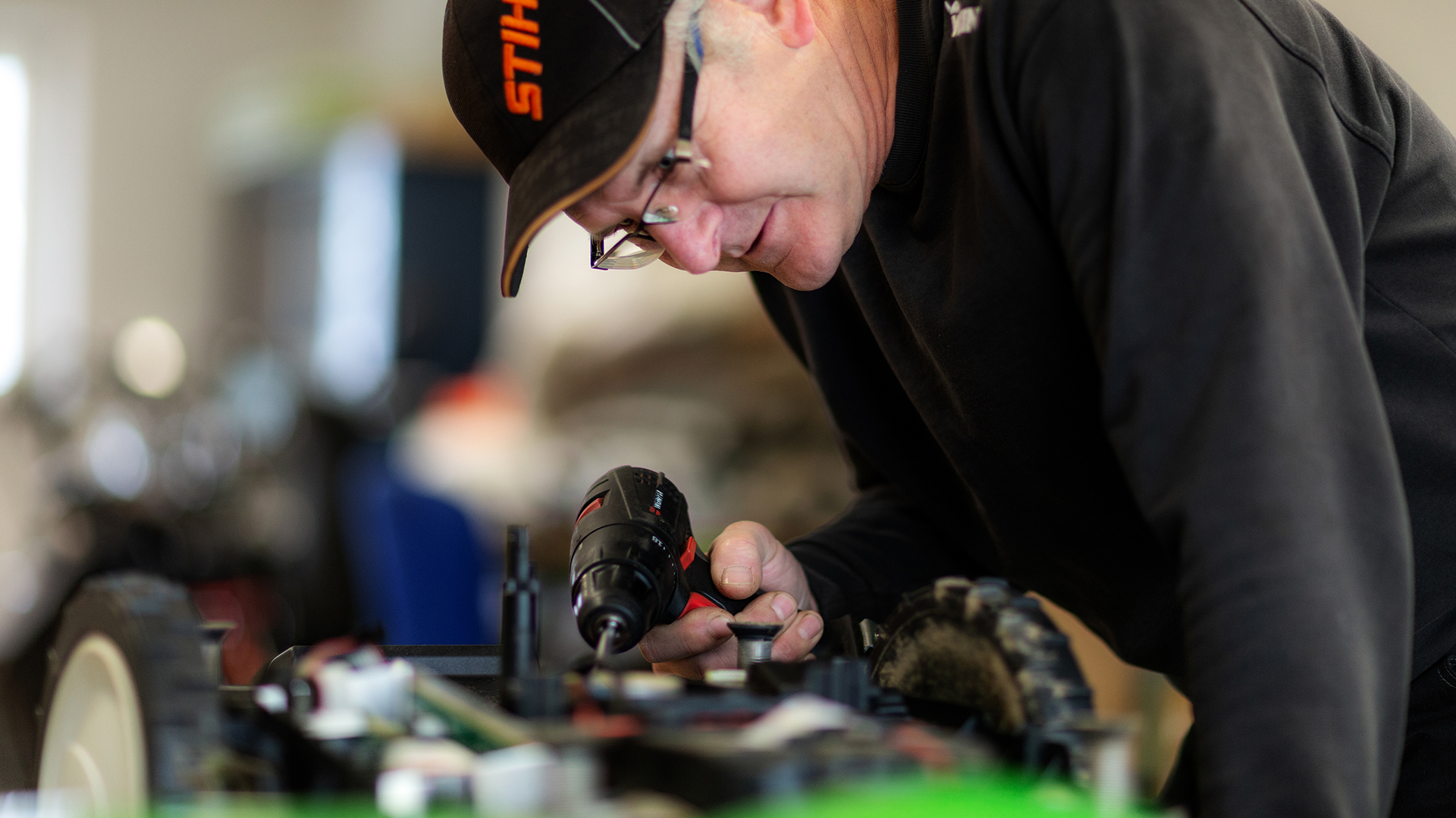 deutschlandweit, Partnernetzwerk, Referenz, Vorführung, Tragbar, Kleingeräte, zuverlässig, Betrieb, Softwareupdate, Installationsstandard, WISENAV, Produkt, Einsatzgebiet, Sportplatz, Golfplatz, Fairway, Semi-Roughs, Freizeitanlage, Groß, Garten, Parkanlage, Airport, Service, Modellflugplatz, Kleinflugplatz, Infrastrukturfläche, Industriefläche, Plattform, Neuerung, Handbuch, Ersatzteilliste, Greenkeeper Verband Deutschland e.V., Versicherung, Beratung, Fördermittel, Sportplatzpflege, Konzept, International, Webportal, Serviceanfrage, Fachhändler, Akku, Akku-Technologie, Zubehör, Sägen, Schneiden, Kettensäge, Motorsäge, Hochentaster, Heckenschere, Heckenschneider, Kombisystem, Multisystem, Gehölzschneider, Gartenschere, Astschere, Astsäge, Axt, Beil, Hammer, Forstwerkzeug, Trennschleifer, Gesteinschneider, Mähen, Pflanzen, Rasenmäher, Rasentrimmer, Motorsense, Freischneider, ¡MOW®, Mulchrasenmäher, Rasenlüfter, Vertikutierer, Motorhacken, Aufsitzmäher, Erdbohrgerät, Sprühgerät, Spritzgerät, Reinigen, Aufräumen, Laubbläser, Blasgerät