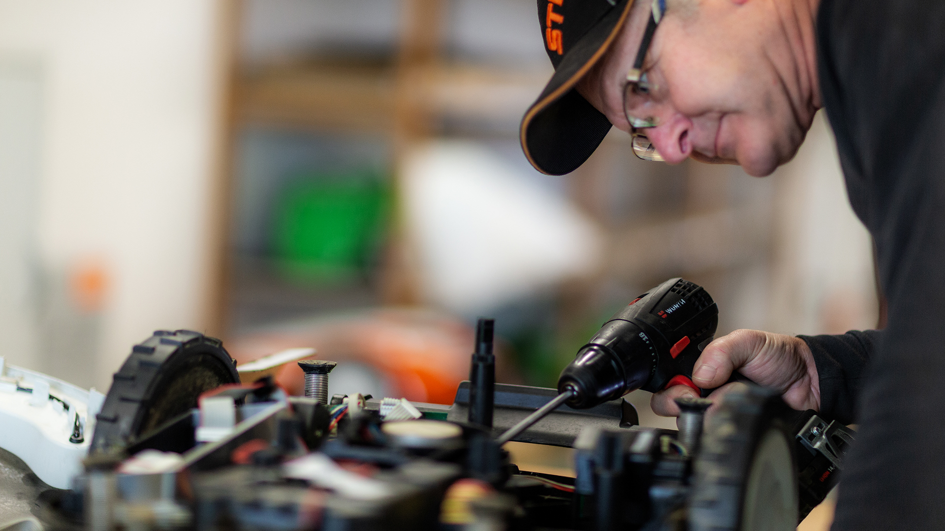 Sensor, vollständig, aufladen, Hauptschalter, abschalten, Getriebewartung, öffnen, reinigen, fetten, Ballsammler, Klingenverschleiß, Hart, Hindernis, Stein, Baumwurzel, Bewässerungsabdeckung, Loch, Senkung, Beregnungssprinkler, Maulwurfshügel, Versetzbar, Trainingsplatz, Tief, Rille, Unkraut, eigelassen, Kunstrasenmatte, Beweglichkeit, Schneidkopfarm, Auffahren, Clever, Herabfallend, vermeiden, Radbürste, reduzieren, Reinigungsaufwand, Hinterräder, Graslatschen, RTK-GPS Installation, Empfehlung, Zufallsnavigation, Radkasten, Rückwärtsfahrt, Kettensäge, weltweit, meistverkauft, Marke, Benzin-Kettensäge, Motorsäge, Landschaft, Landwirtschaft, Zuhause, heimisch, abschneiden, Werkzeug, Hand, Anwendung, ausgeklügelt, Sägekette, Ingenieur, Werk, Schweiz, höchster, Präzision, hergestellt, Markenzeichen, bewährt, durchdacht, Technik, komfortabel, Ausstattungsdetail, Freude, gelegentlich, Bauholz, Forst, unterwegs, Tragen, Schutzkleidung, Grundstück, Motorsägenschein, benötigen, Information, Ratgeber, Tipps, schärfen, Motorsäge-Gemisch, kompakt