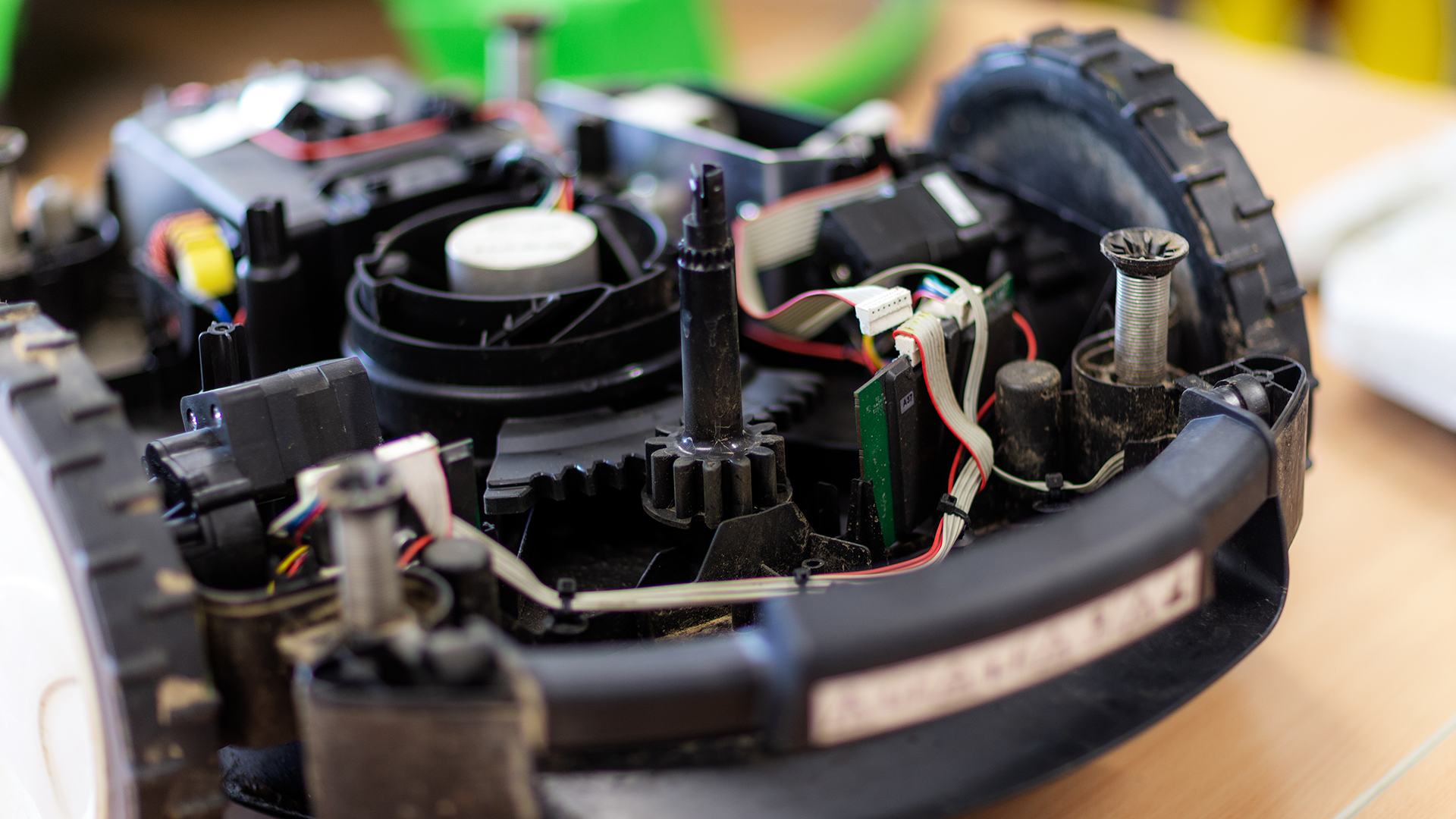 Energieverbrauch, Keine, unbeabsichtigt, Erdbodenverschmutzung, Kraftstoffverschüttung, Ölleckagen, Mitarbeiter, Anwohner, direkt, laut, Geräusch, Vibration, Abgase, ausgesetzt, Perfekt, Rasenschnitt, Messer, scharf, Skalpell, pulverisieren, Gras, sehr, feine, Partikel, Stickstoffdünger, verbleiben, Wirkung, zeigt, sofort, kräftiger, sattes, Grün, RTK-GPS, Streifenmuster, möglich, Einsparpotential, Arbeitszeit, kein, Kraftstoff, dreimal, Abfallentsorgung, geringer, Wartungsaufwand, Mehr, andere, Unkrautbehandlung, bewässern, Programm, besteht, fünf, herkömmlich, TM-1000, TM-2000, bieten, 24.000 qm, Fußballplätze, ausgelegt, besonders, Flächen, kurzer, mähen, können, unterstützen, RTK-GPS Mähroboter, verdreifacht, erweitert, Mehrere, aneinandergrenzende, Rasenflächen, Mehrzonenfähigkeit, voneinander, werden, robuste, Konstruktion, Geräte,  staubdicht, wasserdicht, somit, perfekt, Dauereinsatz, doppelwandig, Gehäuse, besonders, leise, stabil, einzigartig, frei, schwebenden, Mähköpfe, passen, Geländestruktur, dauerhaft, konstant